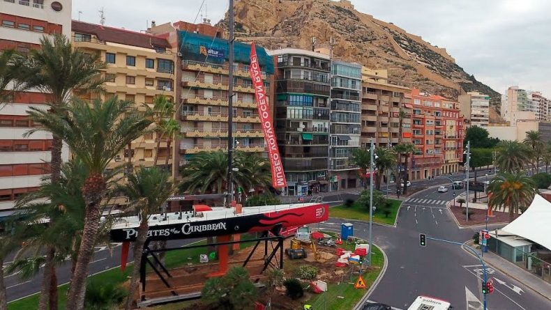 El barco promocional de la Volvo en la Plaza del Mar