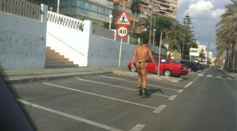 El patinador del tanga