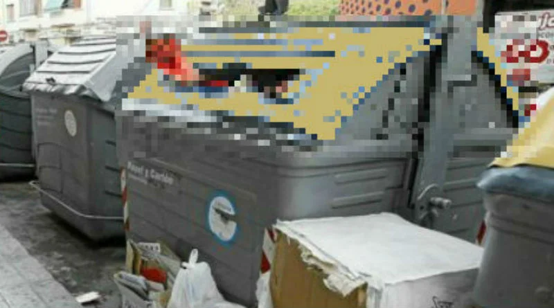 El brazo amputado, en el contenedor de plásticos