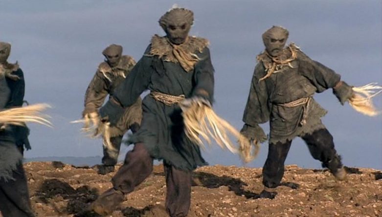Unos chavales en el macrobotellón, la otra romería de la Santa Faz