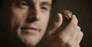 Condenan a un alicantino por agredir en Madrid a un camarero que le trajo un Ferrero Rocher al pedir un bombón