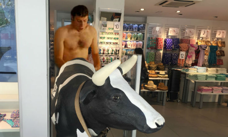 Detenido por «tener sexo» con la vaca de la tienda Ale-Hop de la Rambla de Alicante