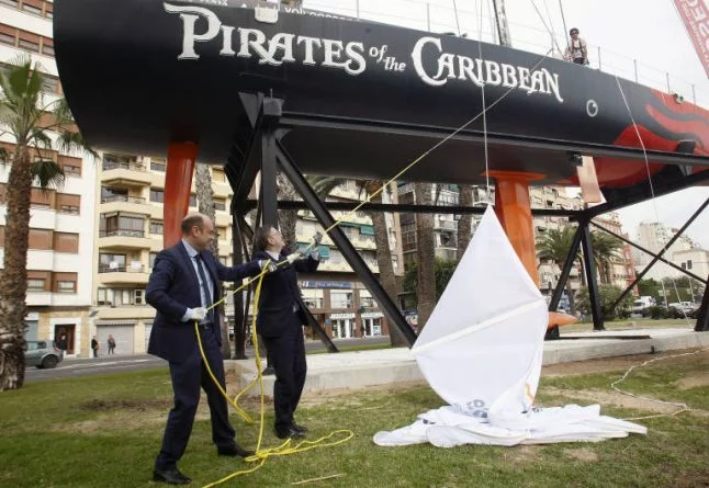barco en la Plaza del Mar
