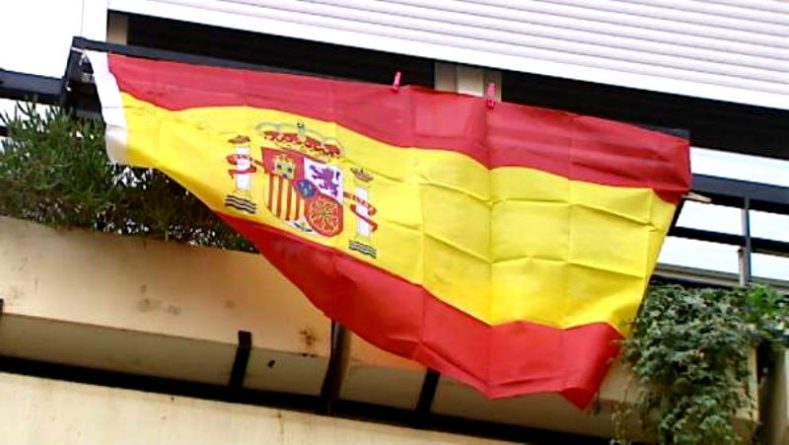 Balcón con bandera de España