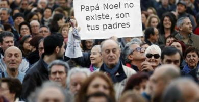 Detenido en Alicante por llevar una pancarta de "Papá Noel no existe"