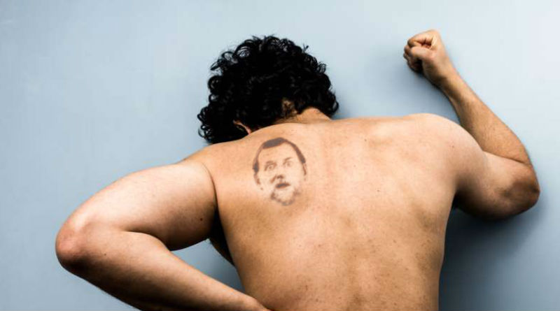 Le hacen en la espalda un tatuaje de Rajoy durante una borrachera