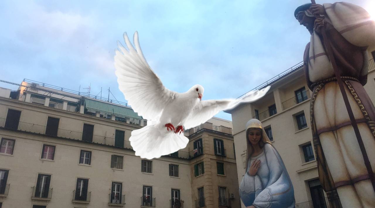 La paloma acercándose a la Virgen María del Belén Gigante de Alicante