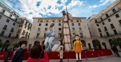 Alicante compra la muñeca del Juego del Calamar para aumentar el Belén gigante