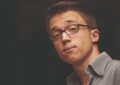 Íñigo Errejón mira a cara con gesto contrariado