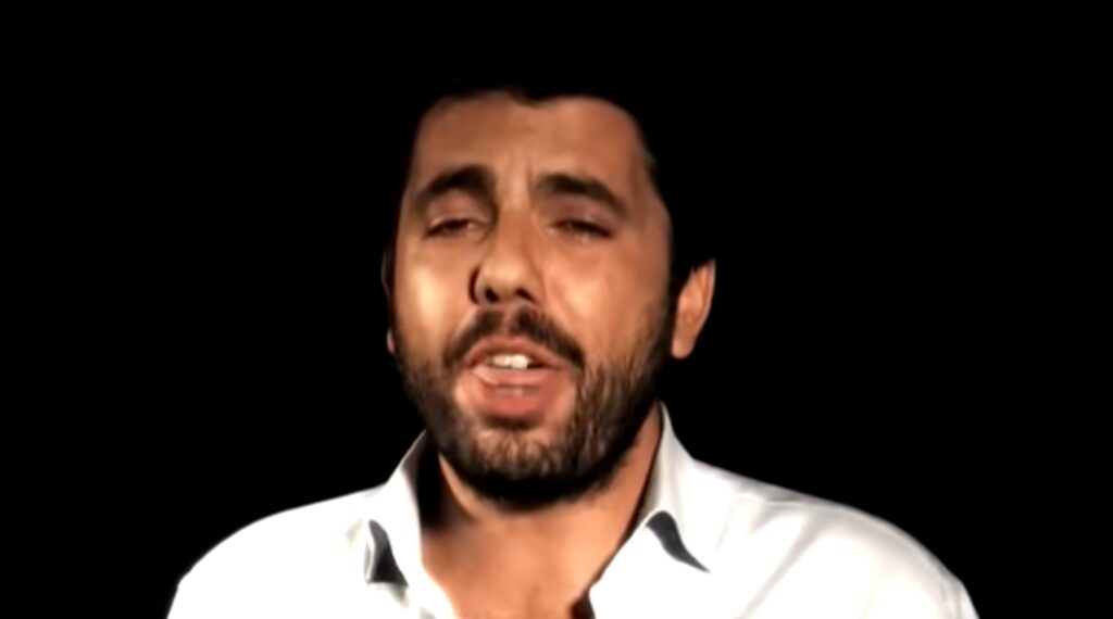 Carlos Mazón cantando en el videoclip de la canción "Y solo tú" de Marengo Carlos Mazón cantando en el videoclip de la canción "Y solo tú" de Marengo