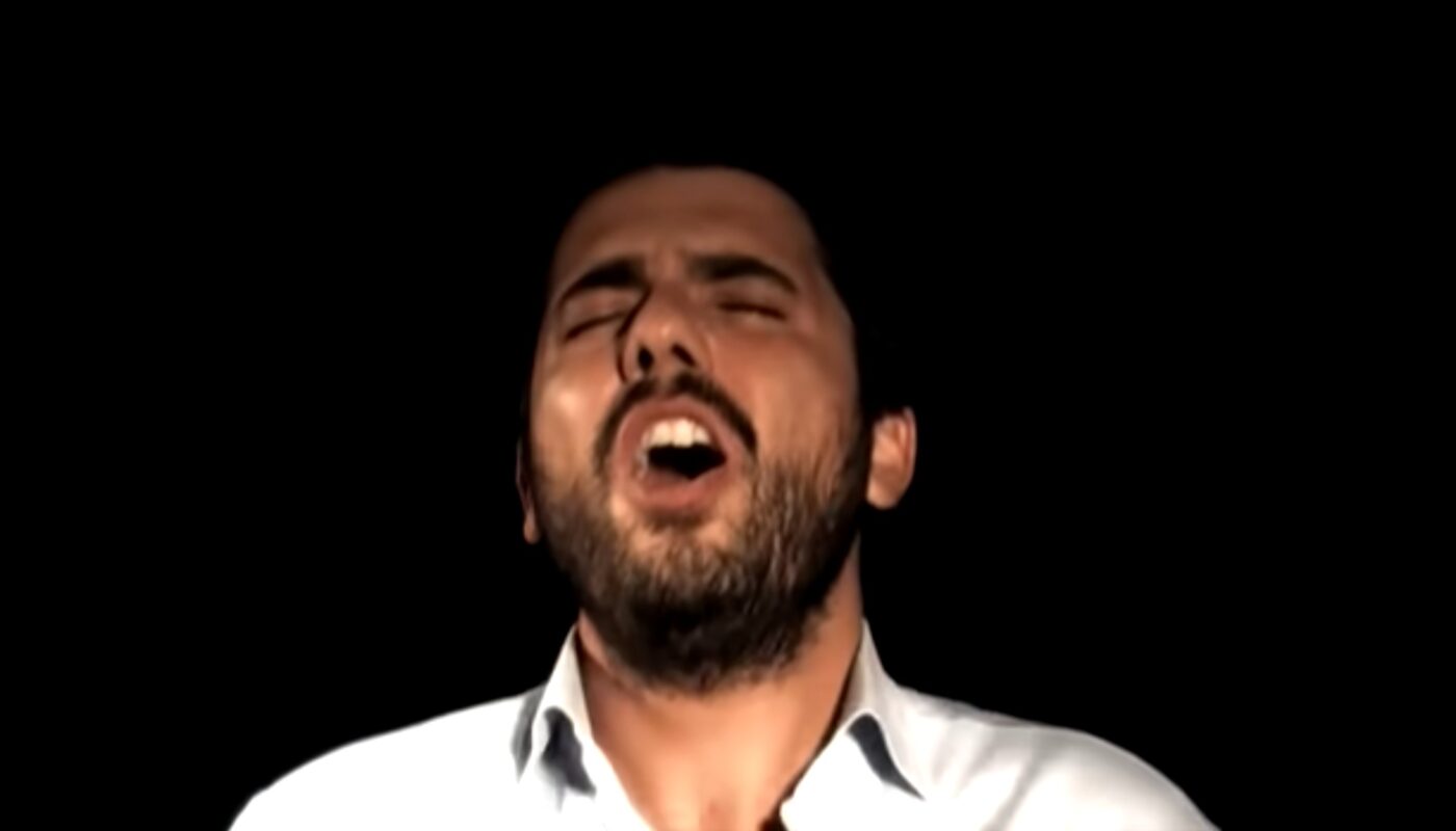 Carlos Mazón cantando en el videoclip de la canción "Y solo tú" de Marengo