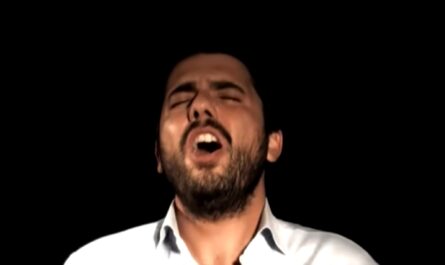 Carlos Mazón cantando en el videoclip de la canción "Y solo tú" de Marengo