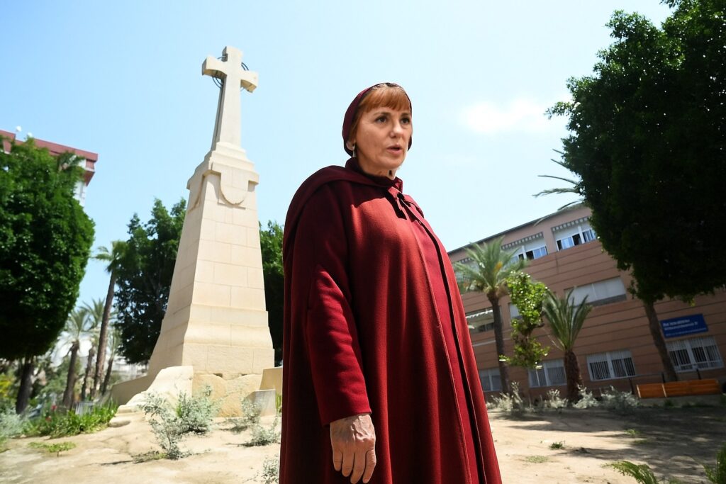 Fotomontaje de Aurora Rodil como la Tía Lydia en Elche junto a la cruz del Paseo de Germanías.