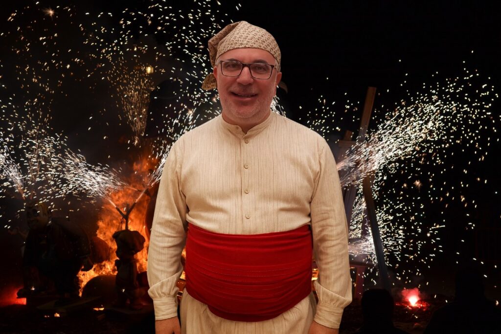 Aleksándr Chepurnoy vestido de foguerer